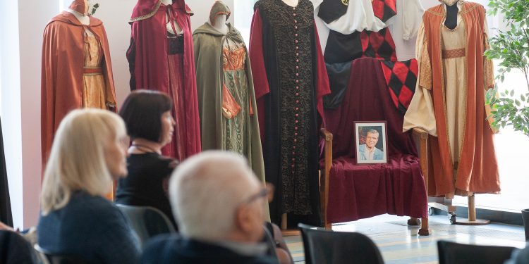 2023-03-31-Jelmezkiallitassal-egybekotott-szinhazi-jelmezvasar-Civil-haz_BRP2568-750×375 Az Éless-Szín jelmezeinek vásárral egybekötött kiállítása Civil Házban