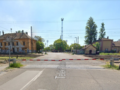 Elbontják a kockakövet Rákosrendező vasútállomásnál