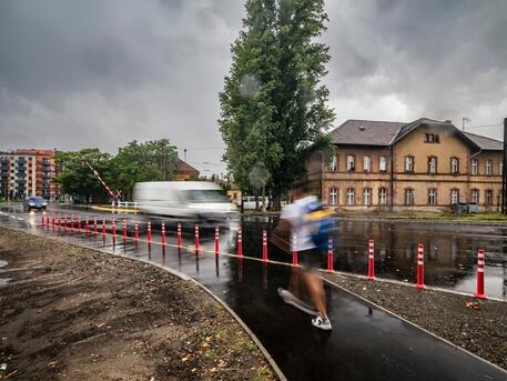 Megnyílt a közúti forgalom számára a vasúti átjáró Rákosrendezőnél