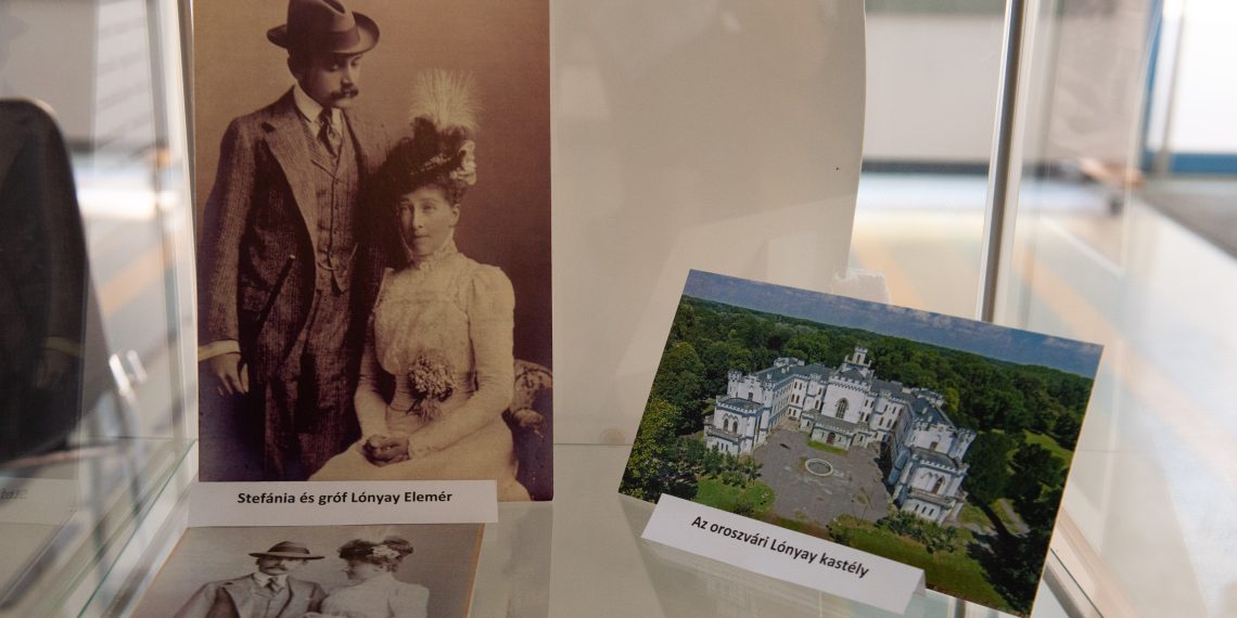 Kiállítás nyílt a boldog békeidők jelképéről