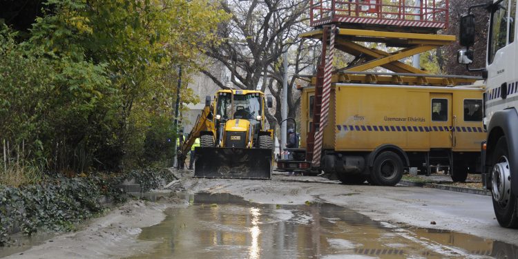 Csőtörés miatt elöntötte a víz az Ond vezér útját