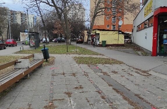 Szentmihalyi-padok-574×375 Elindult a zárt kerékpártárolók kialakítása a Szentmihályi úton