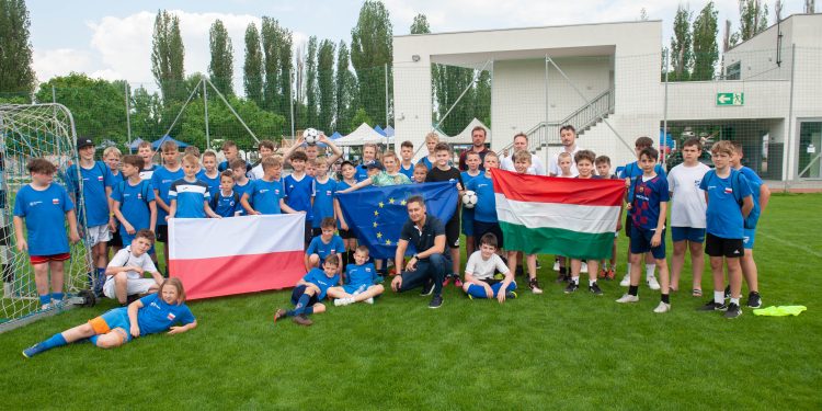 Lengyel-magyar mérkőzések és gyermeknapi programok a Mogyoródi úti sportpályán